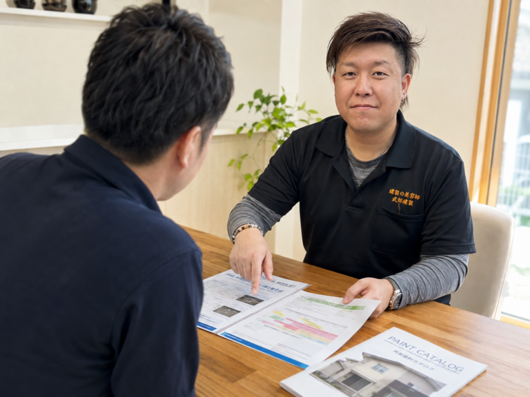 資料を使って施工内容を説明する式部建装代表 式部遼