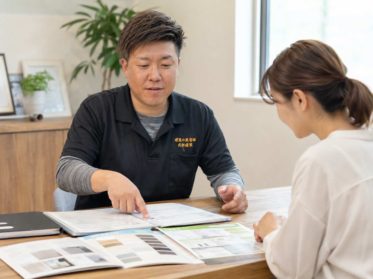 式部建装が見積内容と工事工程を説明する様子