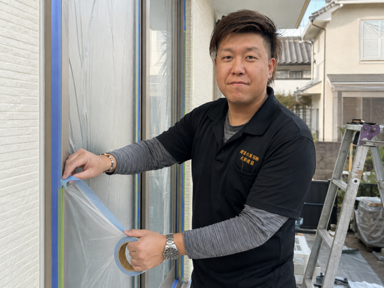 塗装前に窓まわりを丁寧に養生する式部建装代表 式部遼