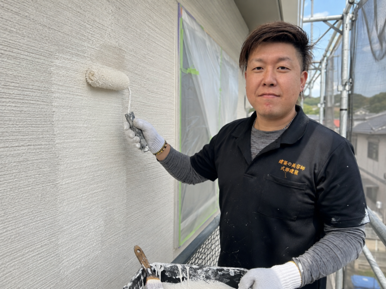 ローラーで住宅の外壁を塗装する式部建装代表 式部遼